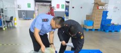 <b>正在听取学校炊事委员会、中小学校园炊事监视</b>